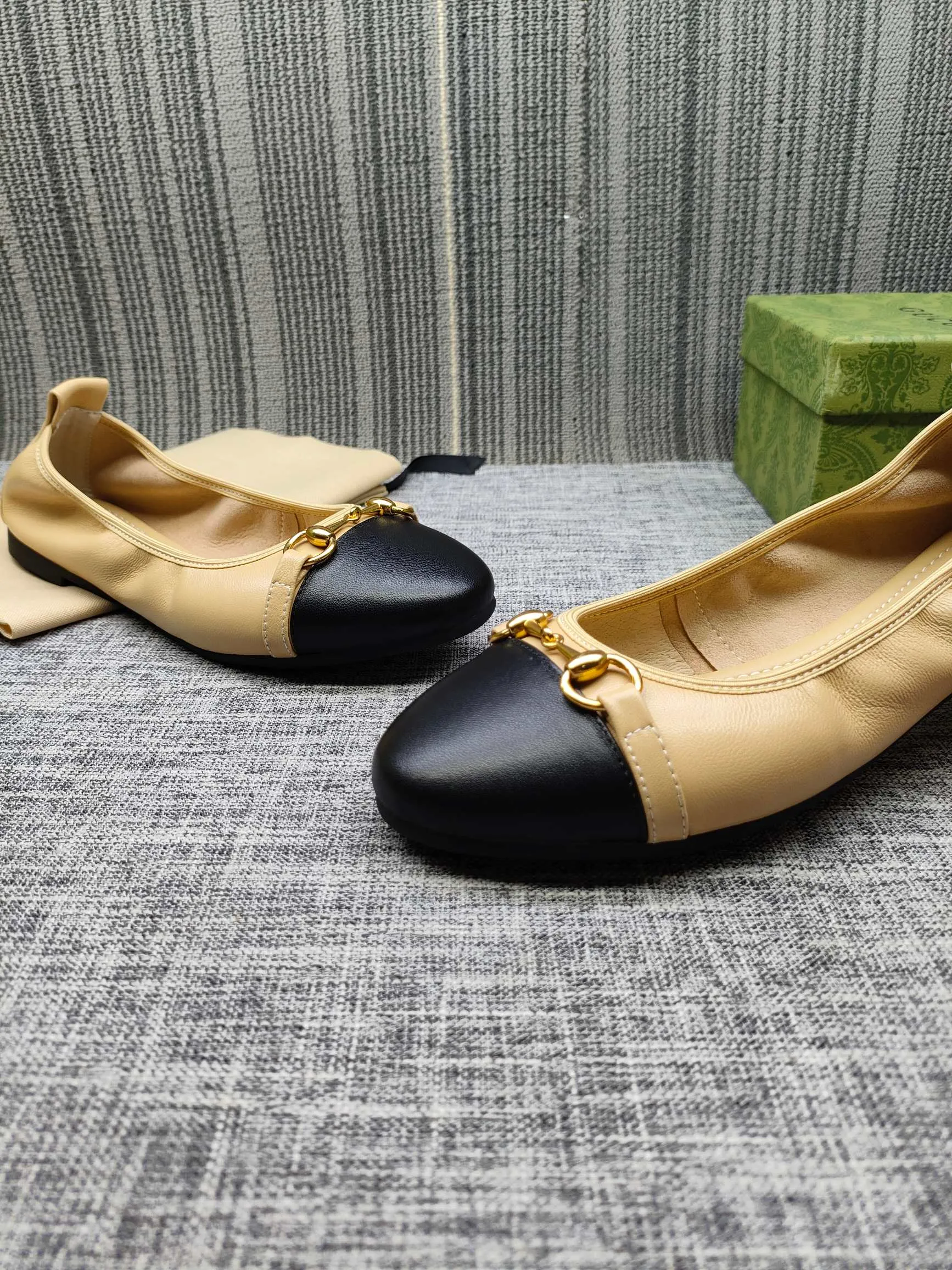 👟👟Ex-factory price 320👟👟 GUCCI's latest horsebit women's flat ballet shoes and egg roll shoes are super comfortable. The fabric is made of imported top-grade soft sheepskin. It is very comfortable on the feet and will not rub your feet. You can also roll it up and put it in your bag. It is easy to carry with you. The super soft soles are a must-have item for fairies whether you are going out for business, work, travel, shopping or at home. Fashionable and versatile, it is an indispensable pair of shoes for you. Fabric: Made of imported soft sheepskin Color: 6 colors available Outsole: PPC rubber outsole Size 34-42 (34.41.42 needs to be customized)